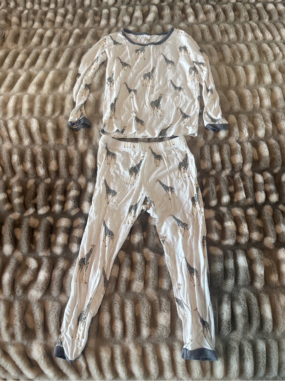 Kyte BABY White and Gray Giraffe-Print Pajama Set
